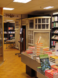 848618 Interieur van boekhandel Broese Boekverkopers (Stadhuisbrug 5) te Utrecht: een Harry Potter-huisje in de kelder, ...